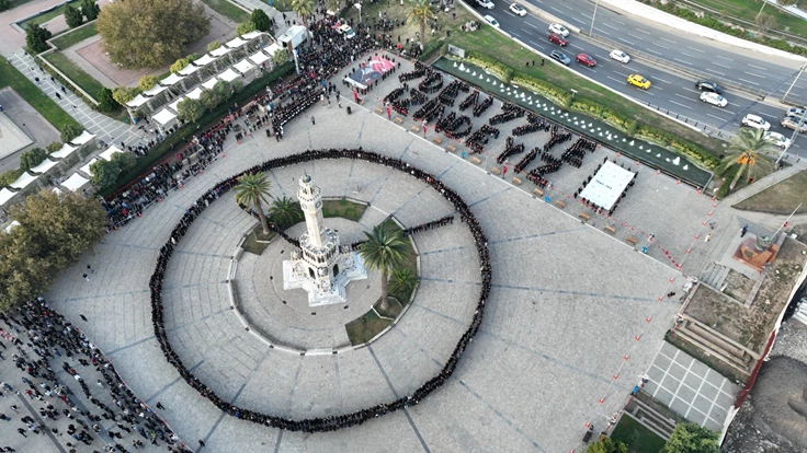 Konak Atatürk Meydanı’nda unutulmaz koreografi