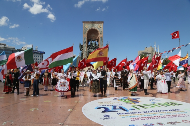  100 ülkenin renkleri Taksim Meydanı’nda buluştu!
