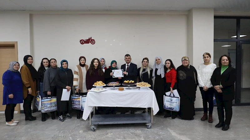 Belediye Başkanımız Serkan Koyuncu Pastacılık Kursunu Tamamlayanlara Sertifikalarını Takdim Etti