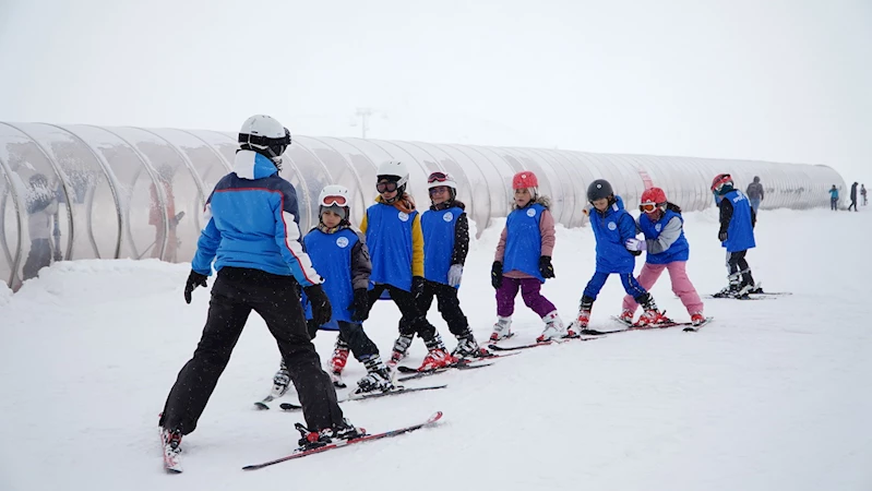 Erciyes Kayak Okulu’nda 200 Kişi İlk Defa Kayak Öğreniyor
