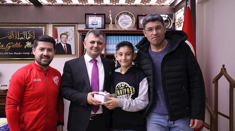Futbol Kariyerine Emirdağ Belediyesi Futbol Akademisinde Başlayan Furkan Boztepe’den Belediye Başkanımız Serkan Koyuncu’ya Ziyaret