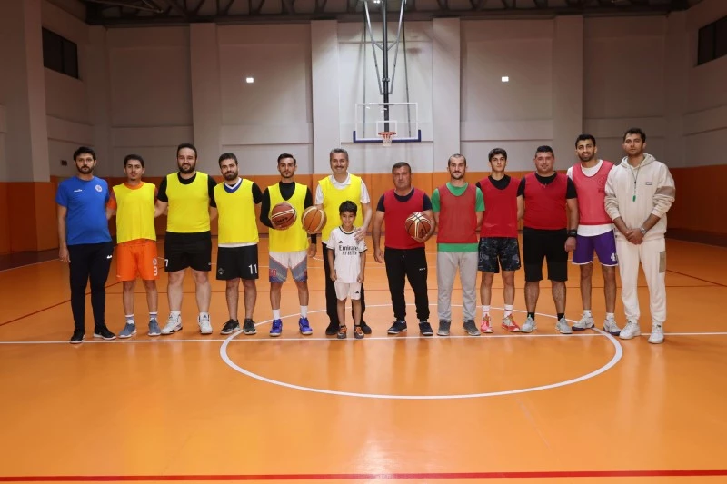 BAŞKAN EROĞLU, GENÇLERLE BASKETBOL MAÇI YAPTI