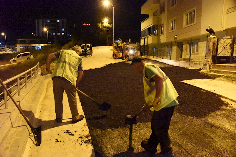 EKİPLER ASFALTLAMA ÇALIŞMALARINI GÜNDÜZ VE GECE SÜRDÜRÜYOR