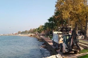 GAZİPAŞA CADDESİ ÇEVRESİNDEKİ YOSUNLAR TEMİZLENDİ