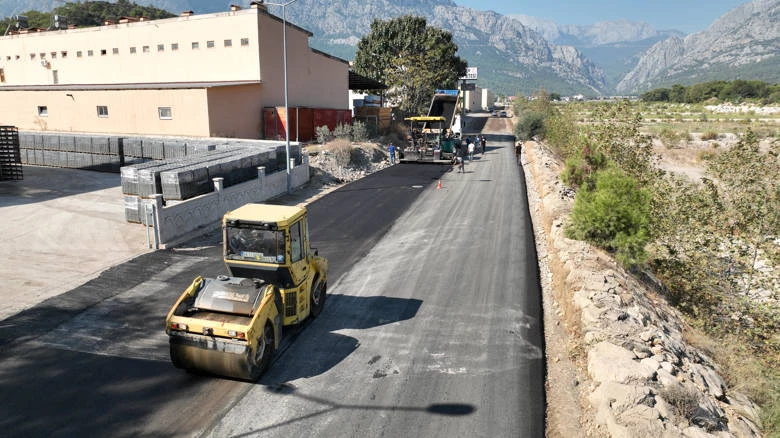 Kemer’de alt yapı sonrası asfalt çalışması başladı