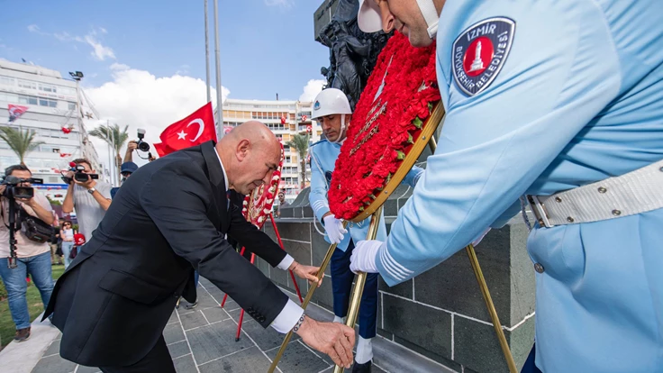 Cumhuriyet’in 100. yılında Ata’ya çelenk bırakıldı