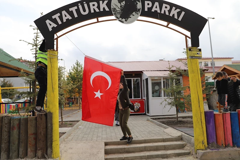 ARDAHAN BELEDİYESİ TARAFINDAN 29 EKİM CUMHURİYET BAYRAMININ 100. YILI KAPSAMINDA EV VE İŞ YERLERİNE ASILMAK ÜZERE VATANDAŞLARA BAYRAK DAĞITTI