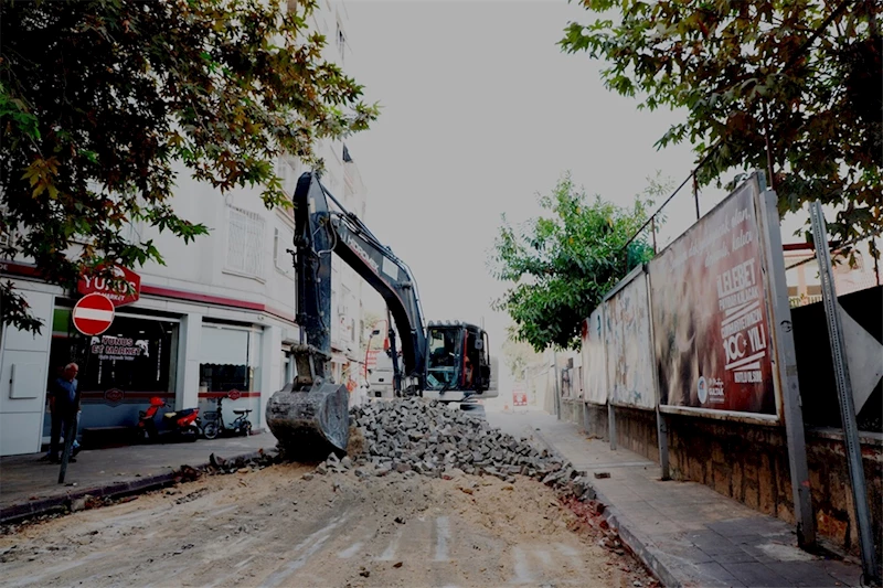 AKDENİZ’DE ÖMRÜ TAMAMLANAN PARKE TAŞLARININ YERİNİ ASFALT ALIYOR