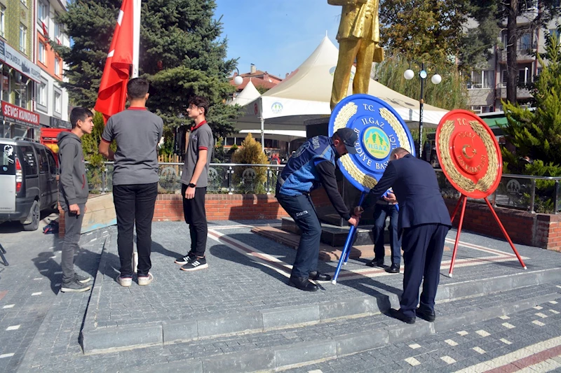 29 Ekim Etkinliklerimize Atanın Huzurunda Çelenk Koyarak Başladık