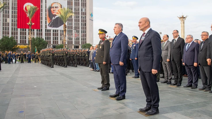 Saat 9’u 5 geçe İzmir’de hayat durdu