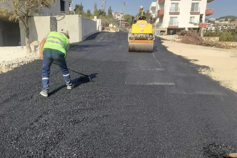 TOROSLAR, İLÇENİN DÖRT BİR YANINDA YOLLARI YENİLİYOR