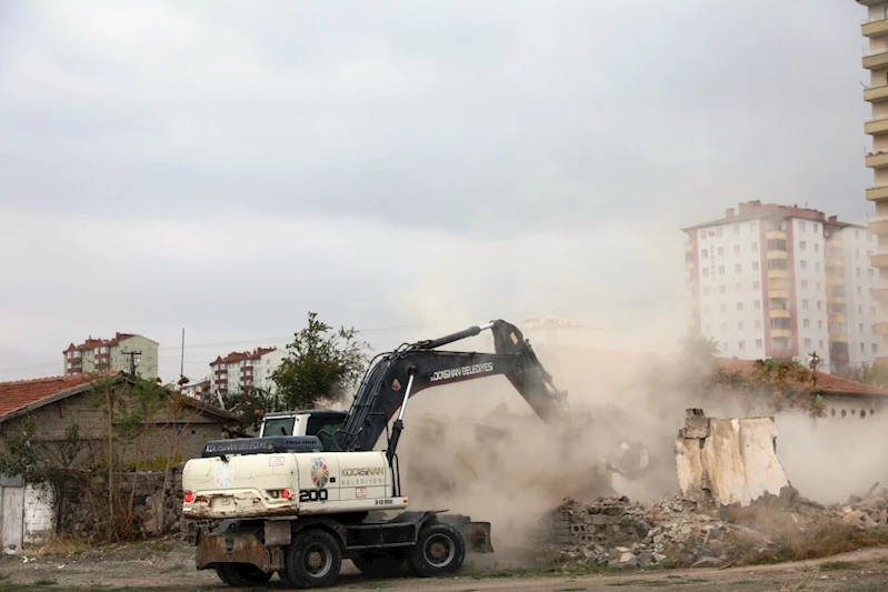 BAŞKAN ÇOLAKBAYRAKDAR, “GECEKONDU EVLERİ YIKARAK, ŞEHRİMİZE MODERN ULAŞIM YOLU KAZANDIRIYORUZ”