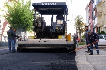 BÜYÜKŞEHİR ASFALT ÇALIŞMALARINA  HIZ KESMEDEN DEVAM EDİYOR