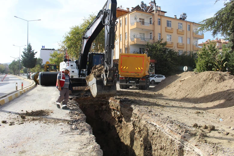 Korkuteli İstiklal Caddesi’nde  yağmur suyu hattı yenileniyor