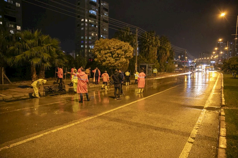 Büyükşehir ve MESKİ Ekipleri Gece Boyunca Sahadaydı