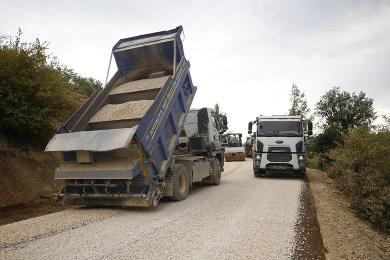 Finike’de 35 kilometrelik sathi kaplama asfalt