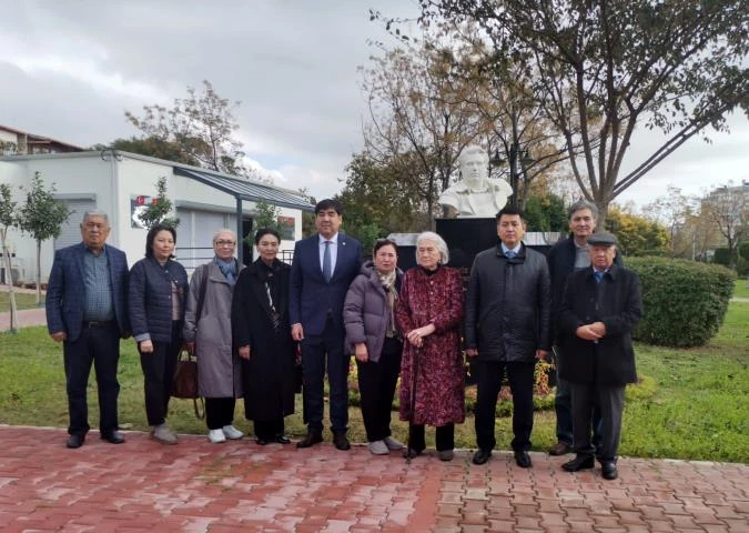 Aytmatov’a kız kardeş ziyareti