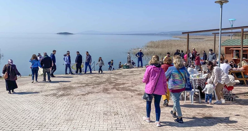 Güneş yüzünü gösterdi, vatandaşlar Avrupa Leylek Köyü Eskikaraağaç’a akın etti