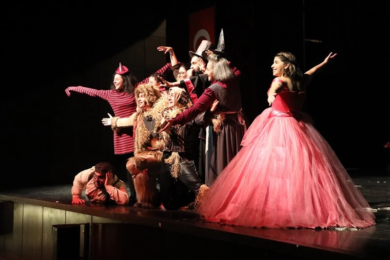 Kars Belediyesi Tiyatro Topluluğu Gururla Sunar…