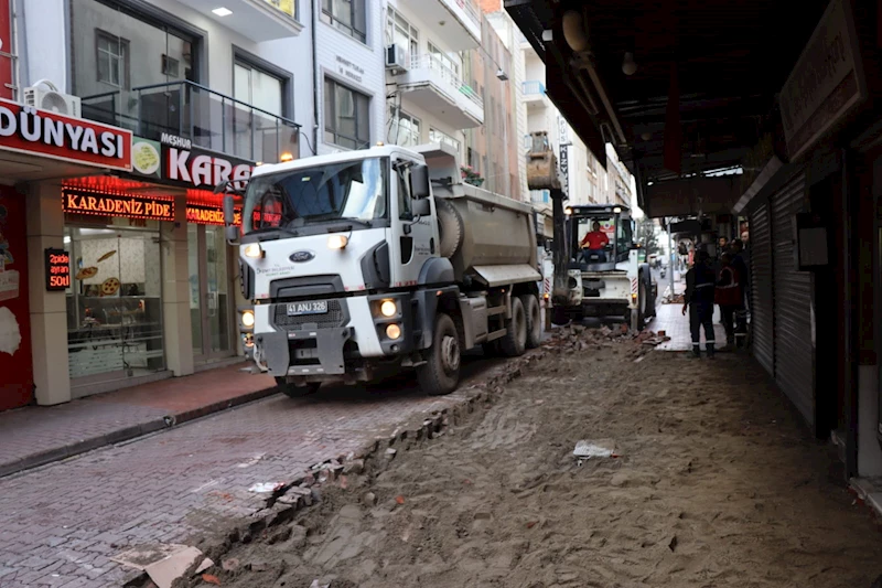 İZMİT BELEDİYESİ AKÇA CAMİİ CADDESİNİ ÖZ KAYNAKLARIYLA YENİLİYOR