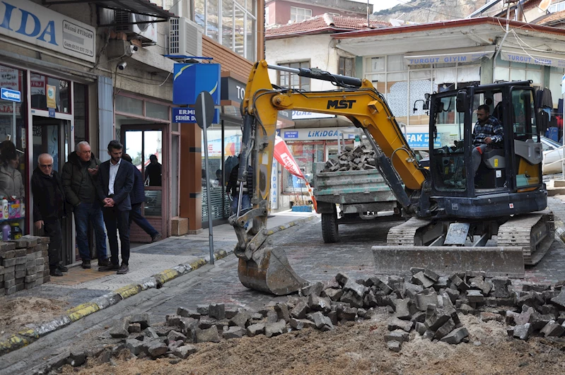 TUHAFİYECİLER SOKAKTA PARKE YENİLEME ÇALIŞMALARI TAMAMLANDI