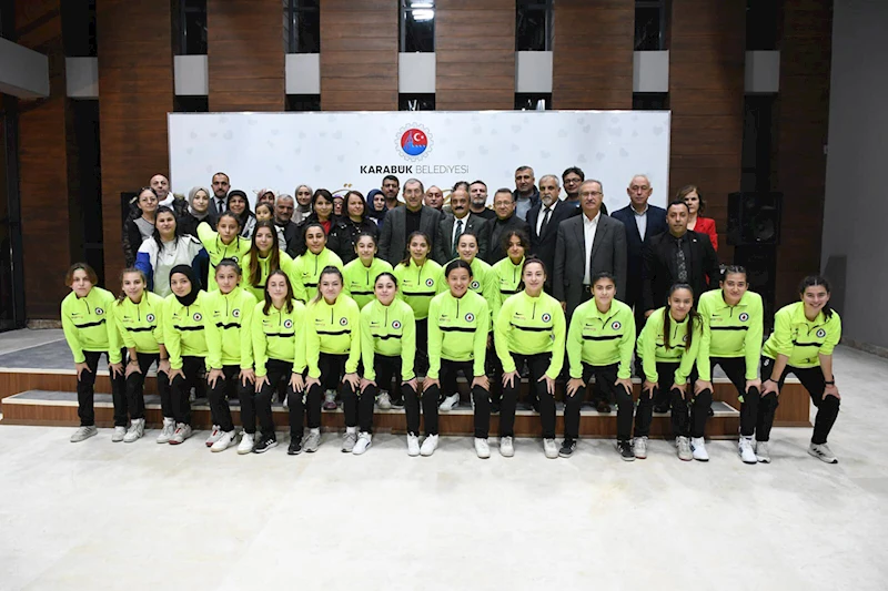 Faal Futbol Kulüplerine Spor Malzemesi Desteğinde Bulunuldu