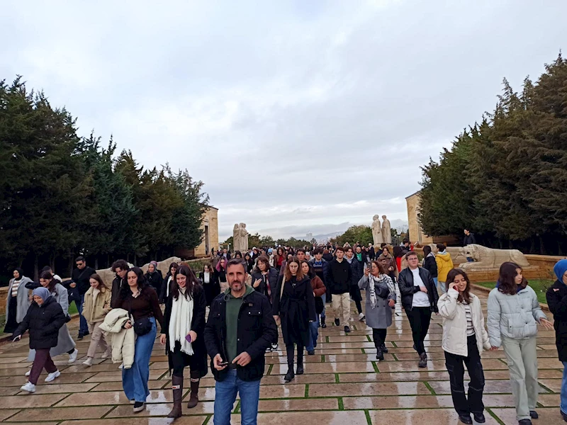 İZMİT BELEDİYESİ ÇINAR AKADEMİ ÖĞRENCİLERİ ANITKABİR’İ ZİYARET ETTİ