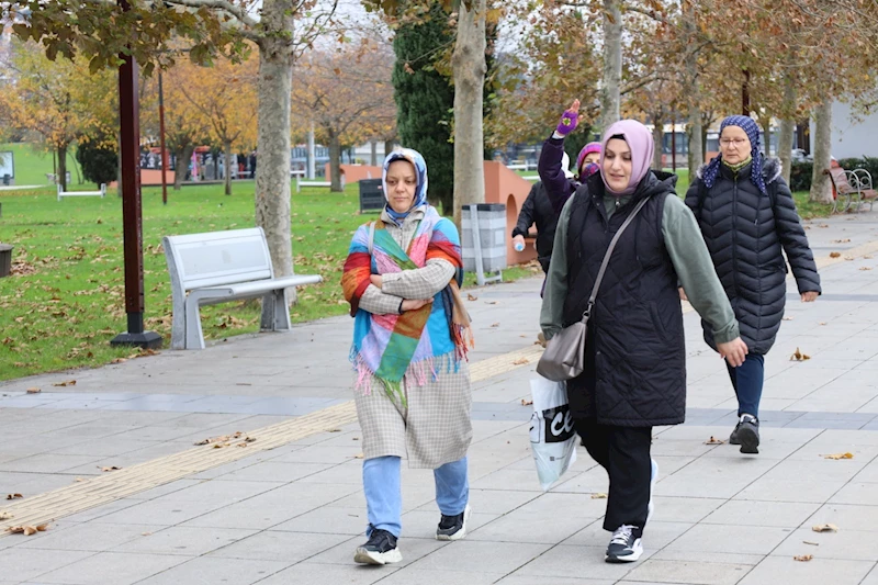 İZMİT BELEDİYESİNİN SAĞLIKLI YAŞAM YÜRÜYÜŞLERİ KADINLARIN YOĞUN İLGİSİYLE SÜRÜYOR