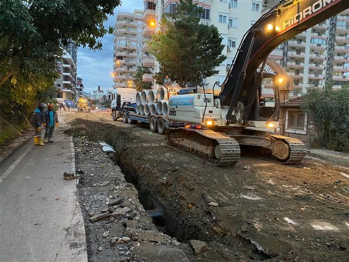 ALANYA BELEDİYESİ GECE GÜNDÜZ, YAĞMUR ÇAMUR DEMEDEN ÇALIŞMALARINI SÜRDÜRÜYOR - MAHMUTLAR MAHALLESİ’NDE DRENAJ ÇALIŞMASI