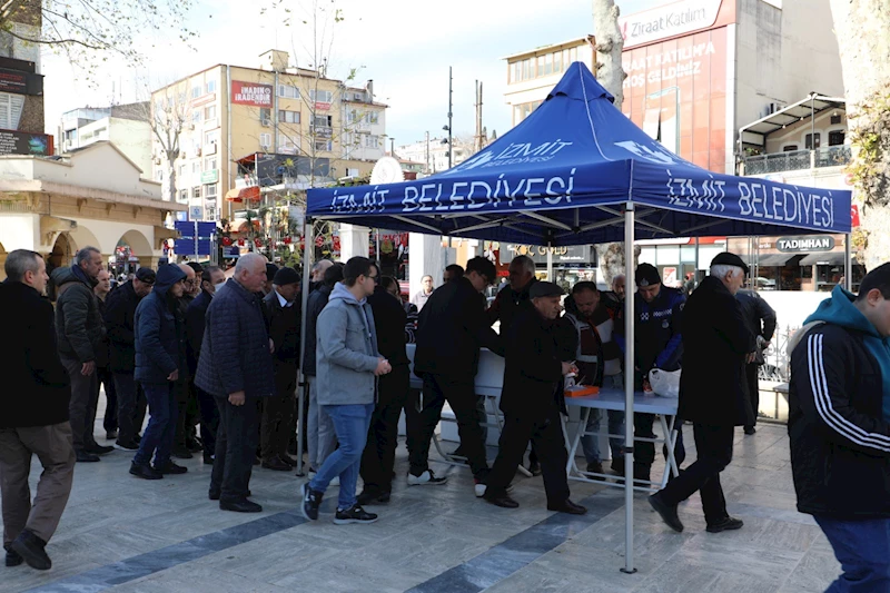 İZMİT BELEDİYESİ, KAHRAMAN ŞEHİTLERİMİZ İÇİN HELVA DAĞITTI