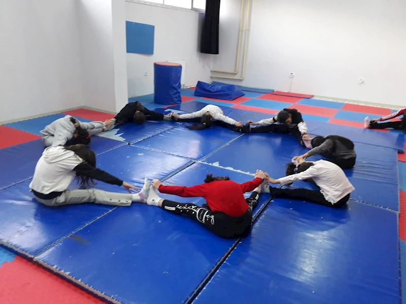 Emirdağ Belediyesi Gençlik Merkezi’nde Cimnastik Kursları