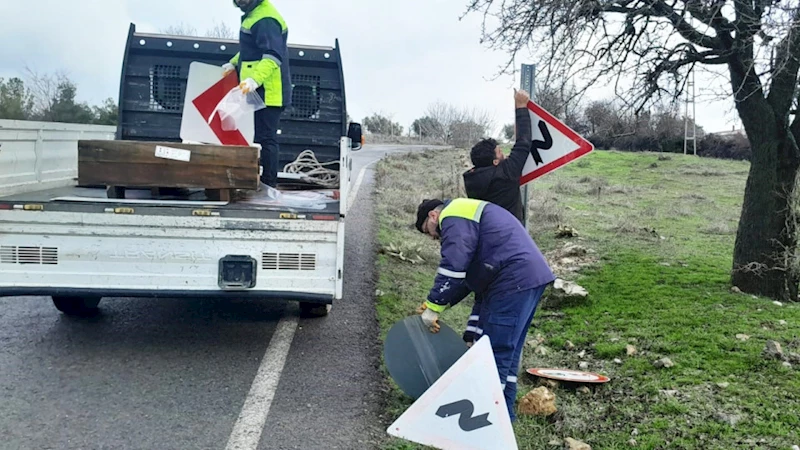 Büyükşehir, Trafik İşaretlerinin Bakım Onarımını Sürdürüyor