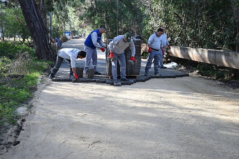 Çıralı’da bozulan yollara parke taşı döşeniyor