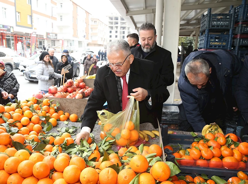 Başkan Büyükkılıç, Erciyesevler Semt Pazarı’nda Tezgâhın Arkasına Geçti