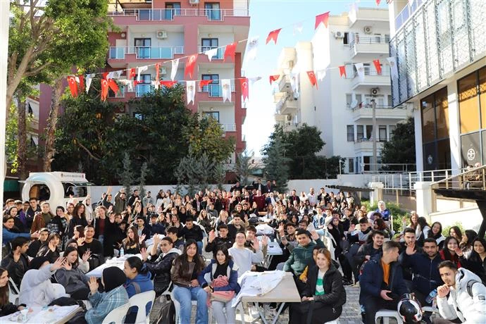 BAŞKAN YÜCEL’E GENÇLERDEN SEVGİ SELİ BAŞKAN YÜCEL: GENÇLERİMİZLE GURUR DUYUYORUZ