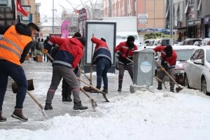 Kar yağışının ardından kar küreme çalışması yapıldı