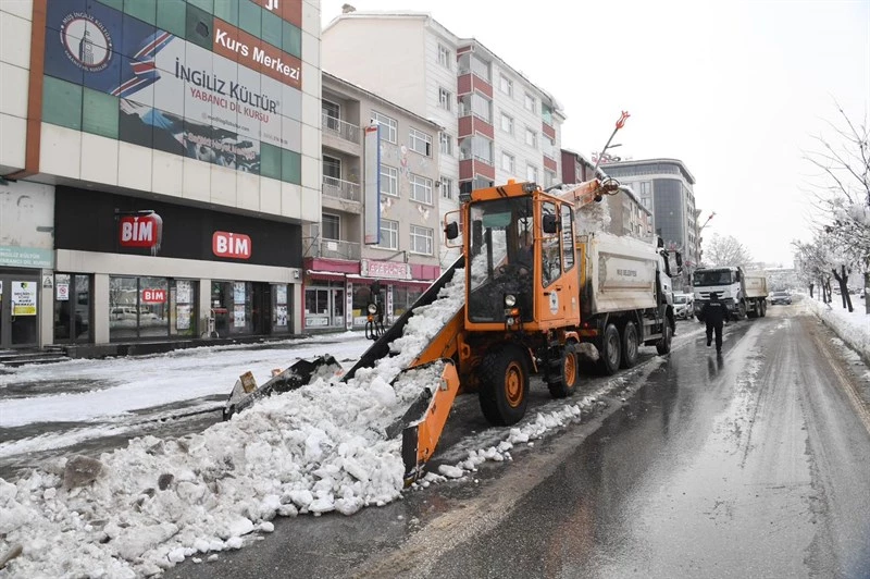 EKİPLER, CADDE VE SOKAKLARI KARDAN ARINDIRIYOR