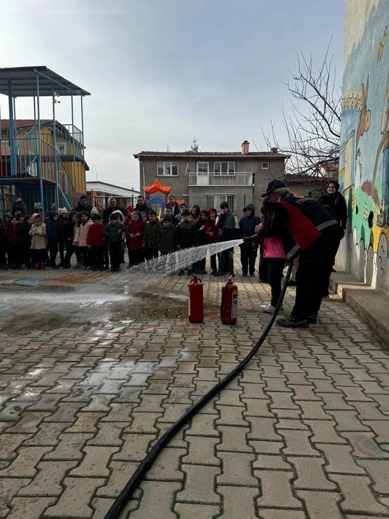 İTFAİYE MÜDÜRLÜĞÜ ÖĞRENCİLERE YÖNELİK YANGIN TATBİKATI VE MESLEK EĞİTİMİ DÜZENLEDİ