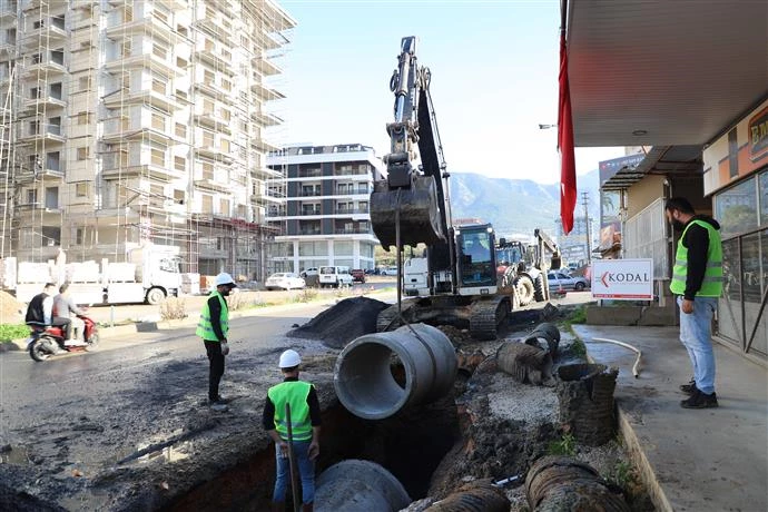 MAHMUTLARDA BÜYÜK ALTYAPI ÇALIŞMASI MENDERES BULVARI İLE 30 METRELİK İMAR YOLU ARASINDA YAĞMURSUYU DREANJ ÇALIŞMASI BAŞLATILDI