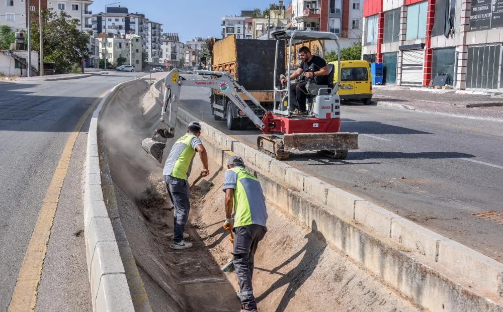 İLÇEYİ İKİYE BÖLEN KANAL TEMİZLENDİ 