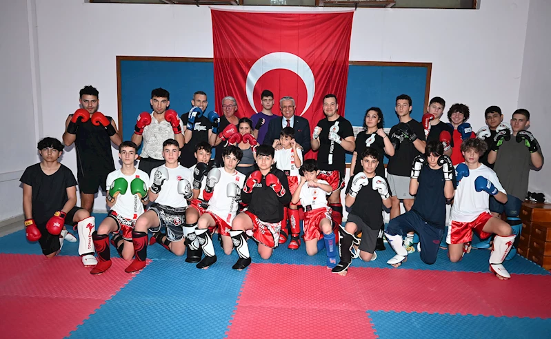 Başkan Topaloğlu’ndan kick boks sporcularına ziyaret