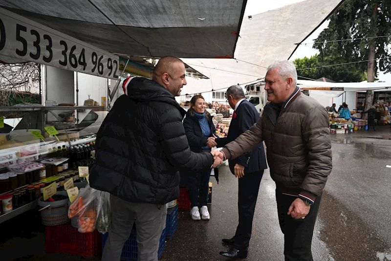 Başkan Topaloğlu’ndan pazar esnafına ziyaret