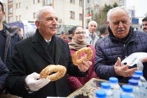 ÇORBALAR BELEDİYEDEN SİMİTLER BAŞKANDAN