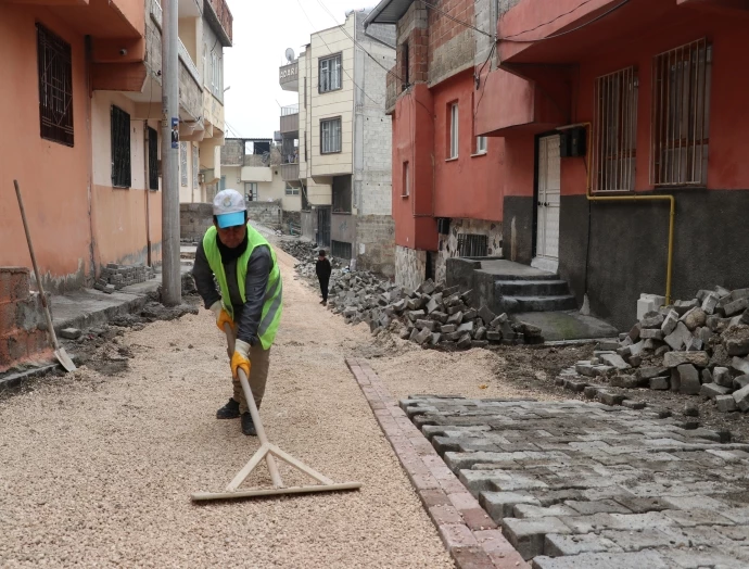 HALİLİYE’DE KİLİTLİ BETON PARKE DÖŞEME ÇALIŞMALARI İLE SOKAKLAR YENİLENİYOR