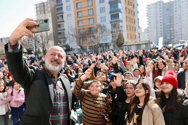 BAŞKAN ÇOLAKBAYRAKDAR, “ÇOCUKLARIMIZIN HEM YÜZÜNÜ GÜLDÜRÜYORUZ HEM DE GELECEĞE HAZIRLIYORUZ”