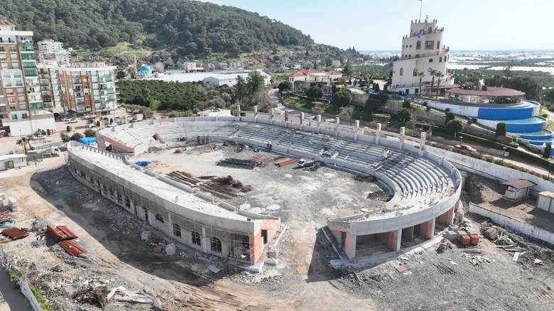 Kumluca’nın yeni simgesi Atatürk Stadyumu hızla yükseliyor