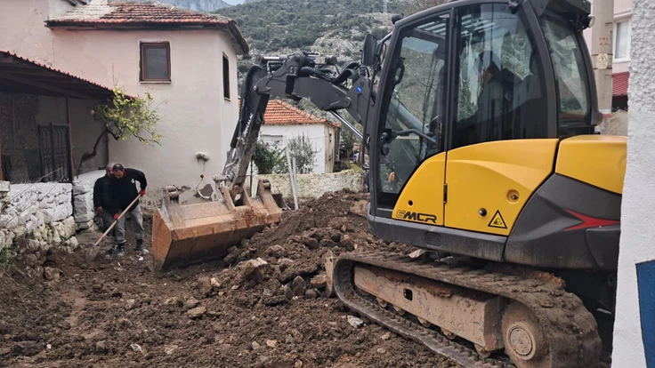 Karaburun Cumhuriyet Caddesi atık su hattına kavuştu