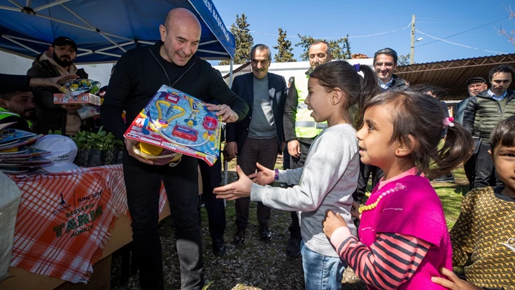 İzmir afet bölgesiyle dayanışmayı sürdürüyor