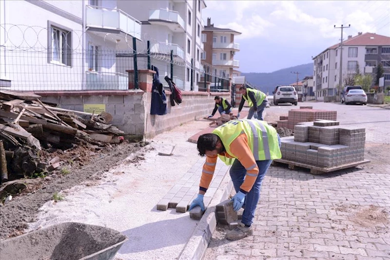 Yeniceköy’de Yol Kaplama Ve Tretuvar Çalışmaları Sürüyor