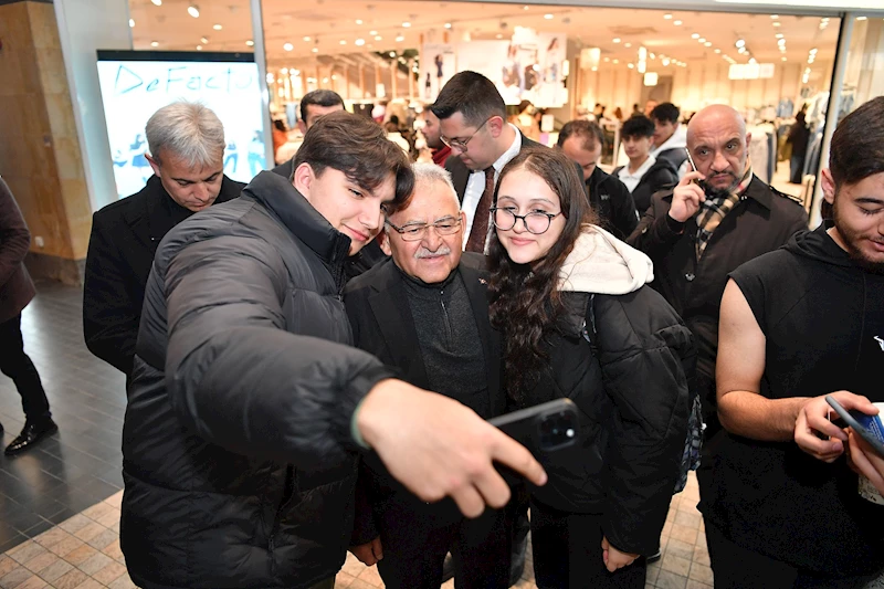 Başkan Büyükkılıç, Forum Kayseri AVM’de Esnaf ve Vatandaşlarla Bir Araya Geldi